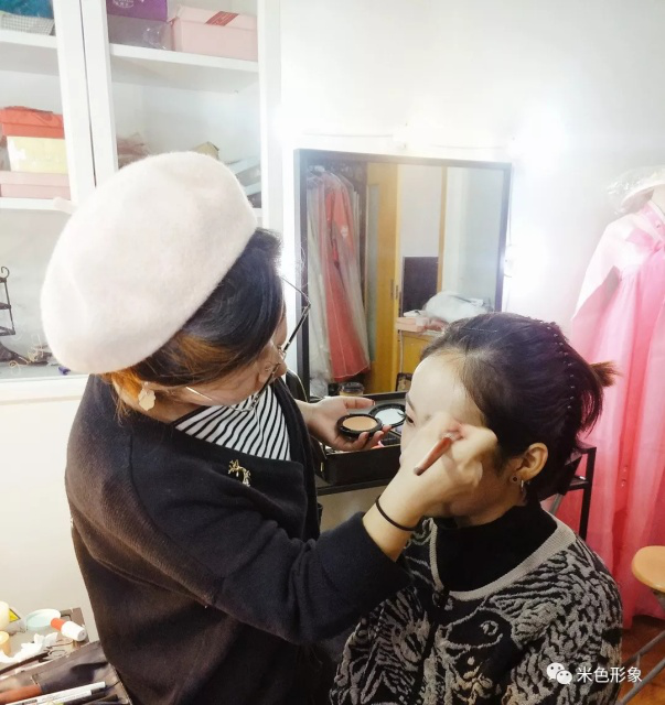 ������ɫ����Ư��װ��ѵ