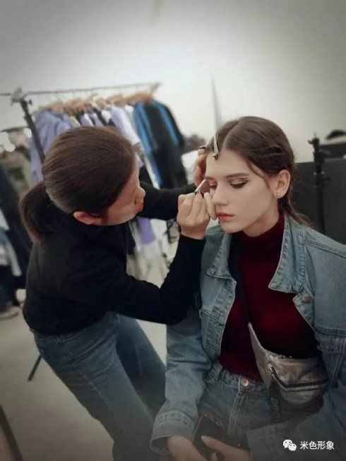 ������ɫ����Ư��װ��ѵ