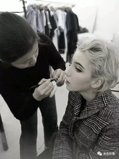 ������ɫ����Ư��װ��ѵ