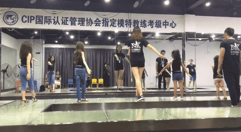 �Ϻ�������ģ�ؽ�����ѵ