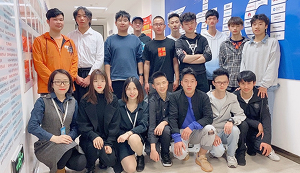 ����it��ѵѧУ