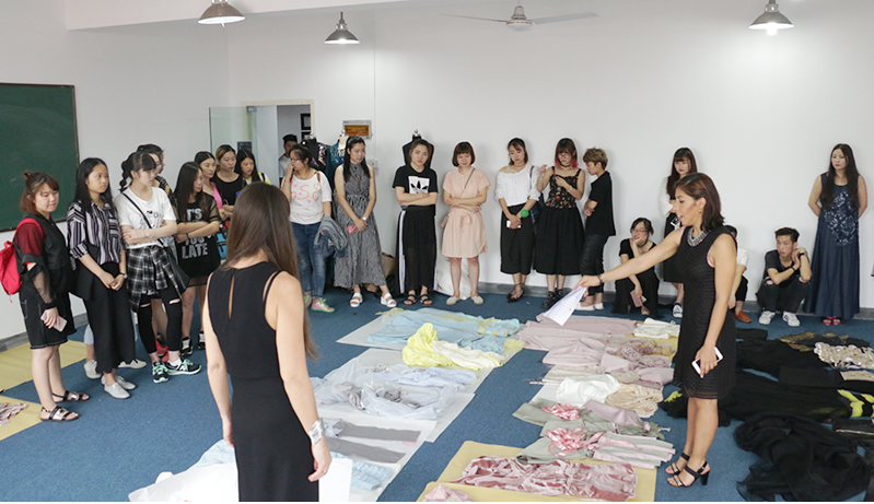 ����ʥ�궡��װѧУ