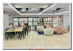 {��������Ӣ����ѵѧУ